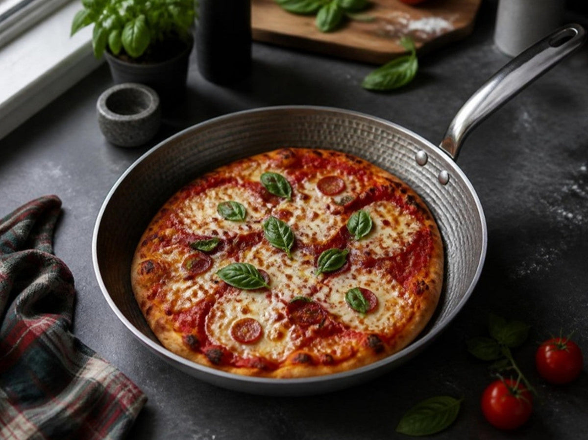 Panpizza met salami en basilicum